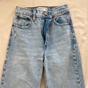 Abercrombie ultra high rise 90s straight jean in color “light wash”, size 23R